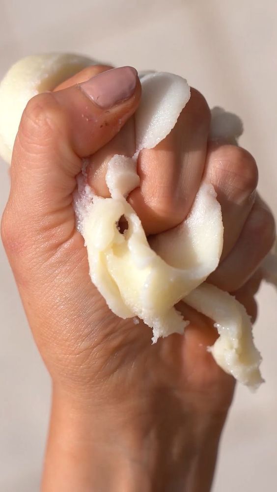 Manteiga esfoliante e hidratante 06. LÍRIO NEGRO & ORQUÍDEA 50g